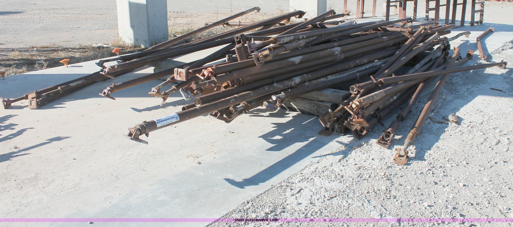 (125) steel pole jacks in Broken Arrow, OK Item I4705 sold Purple Wave