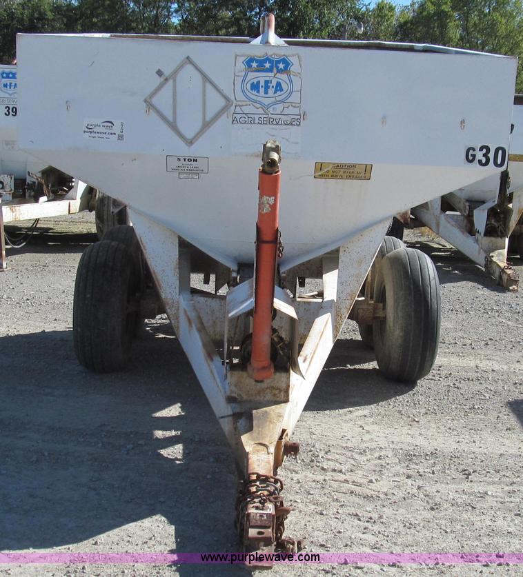 image for item G2142 Mobility 500 fertilizer spreader