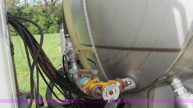 image for item G2158 1997 Ford L8513 Louisville 113 liquid fertilizer truck