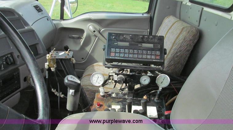 image for item G2158 1997 Ford L8513 Louisville 113 liquid fertilizer truck