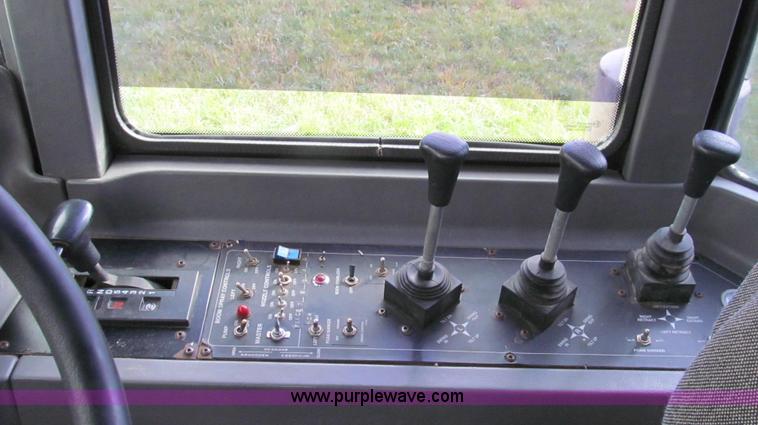 image for item G2159 1999 Case IH Titan FLX3300 self-propelled sprayer