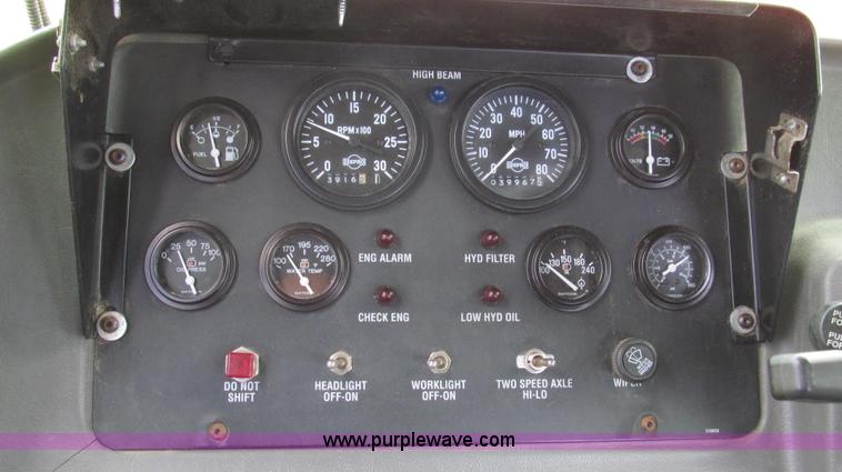 image for item G2159 1999 Case IH Titan FLX3300 self-propelled sprayer