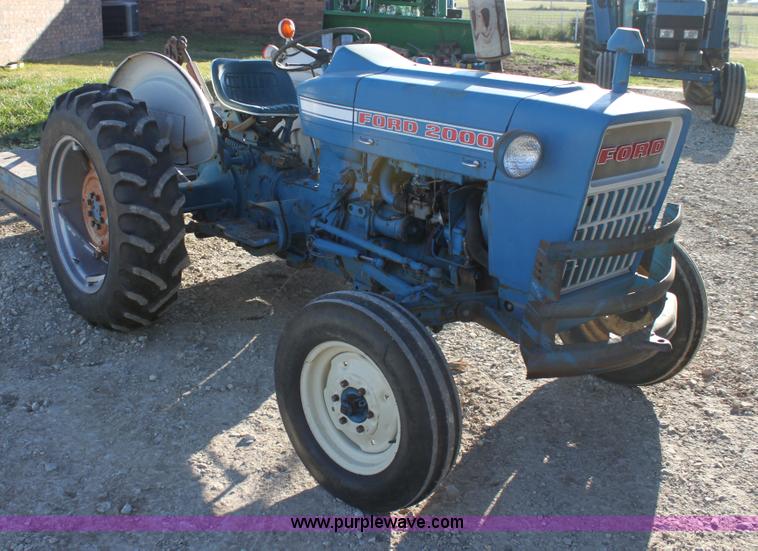 image for item G4330 1974 Ford 2000 tractor