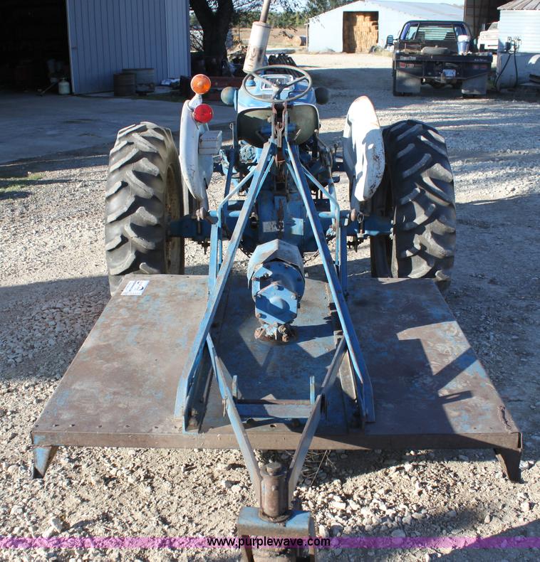 image for item G4330 1974 Ford 2000 tractor