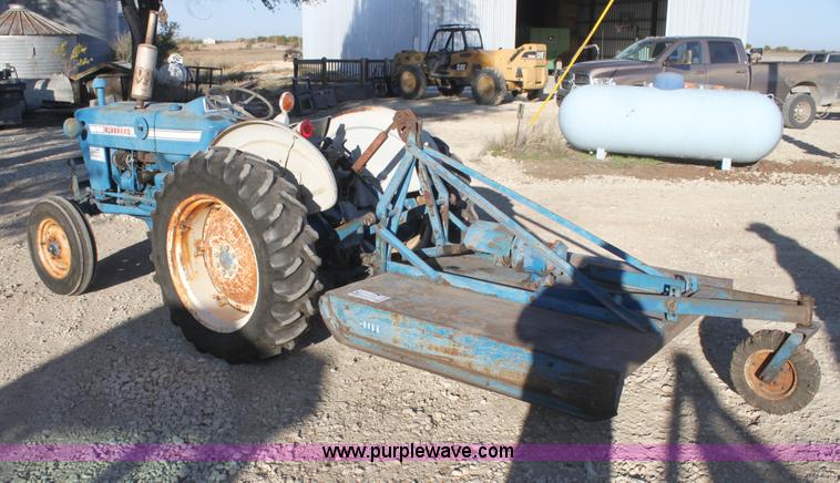 image for item G4330 1974 Ford 2000 tractor