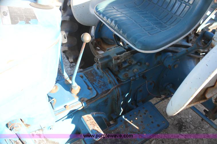 image for item G4330 1974 Ford 2000 tractor