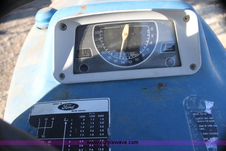 image for item G4330 1974 Ford 2000 tractor