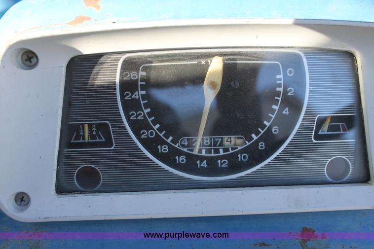 image for item G4330 1974 Ford 2000 tractor