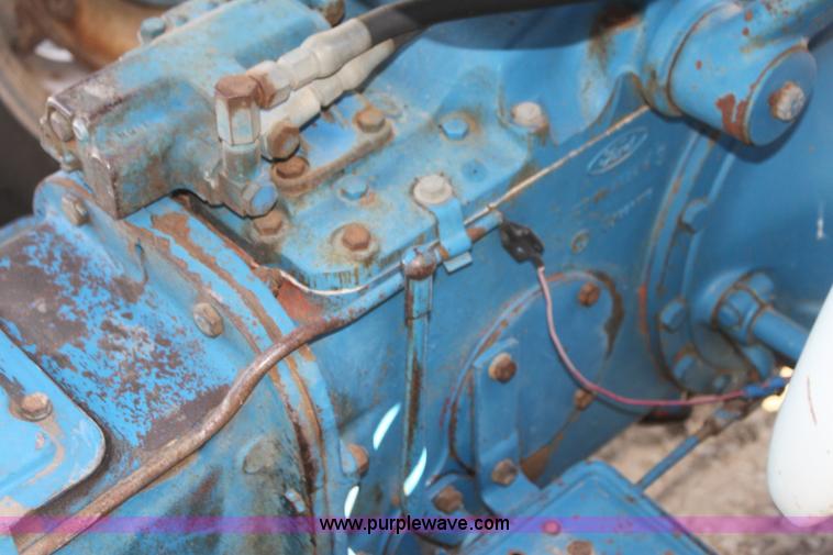 image for item G4330 1974 Ford 2000 tractor