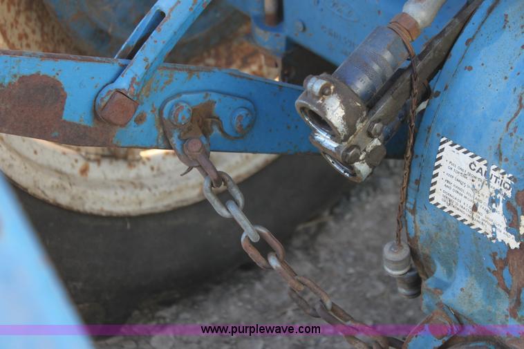 image for item G4330 1974 Ford 2000 tractor