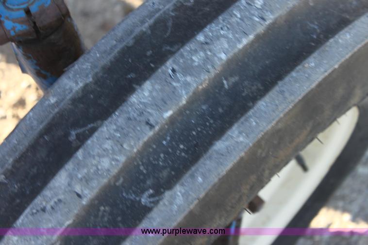 image for item G4330 1974 Ford 2000 tractor