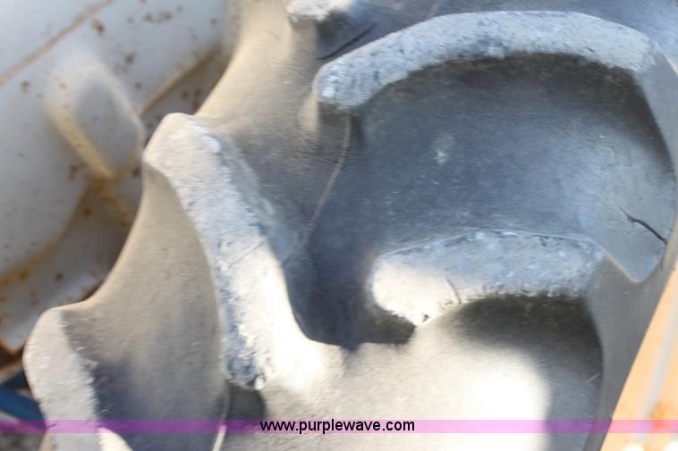 image for item G4330 1974 Ford 2000 tractor