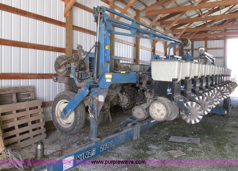 image for item G9218 1995 Kinze 2600 16/31 planter