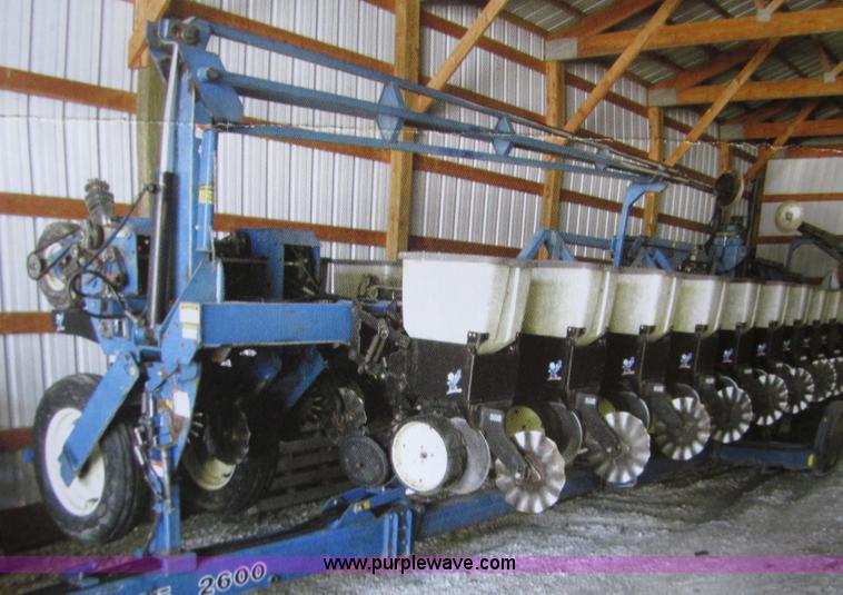 image for item G9218 1995 Kinze 2600 16/31 planter