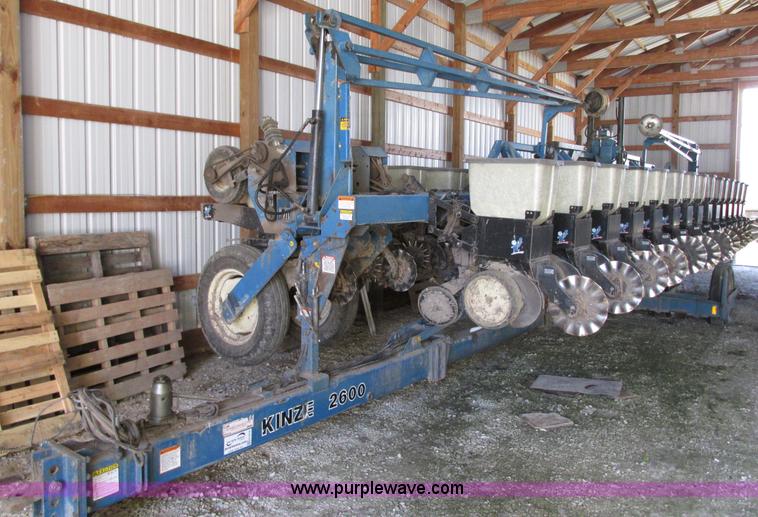 image for item G9218 1995 Kinze 2600 16/31 planter