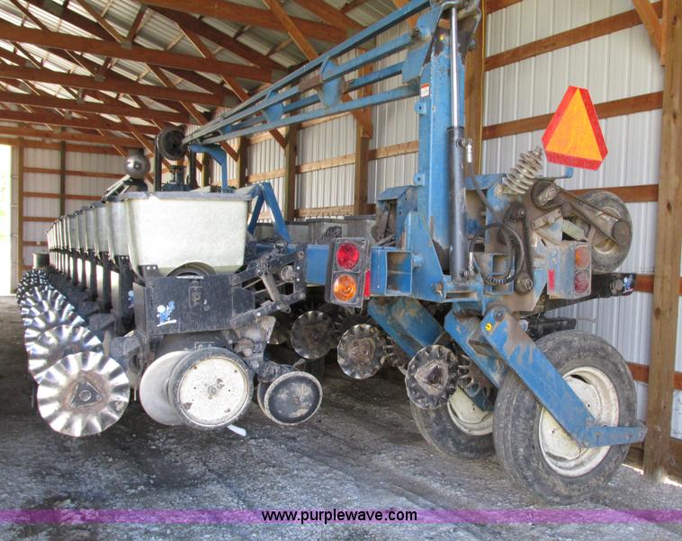 image for item G9218 1995 Kinze 2600 16/31 planter