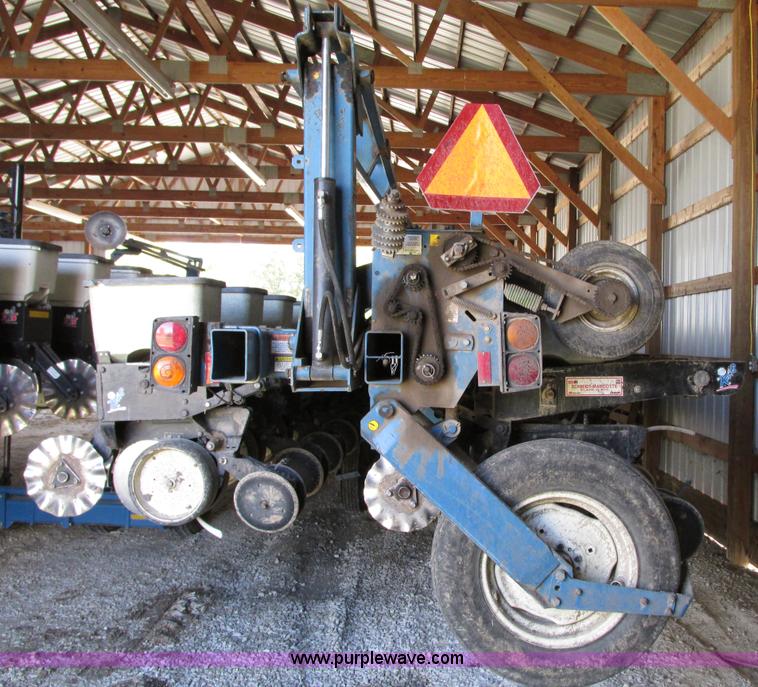 image for item G9218 1995 Kinze 2600 16/31 planter