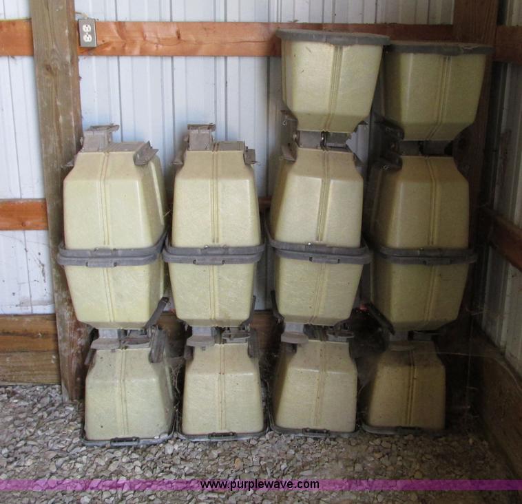 image for item G9218 1995 Kinze 2600 16/31 planter