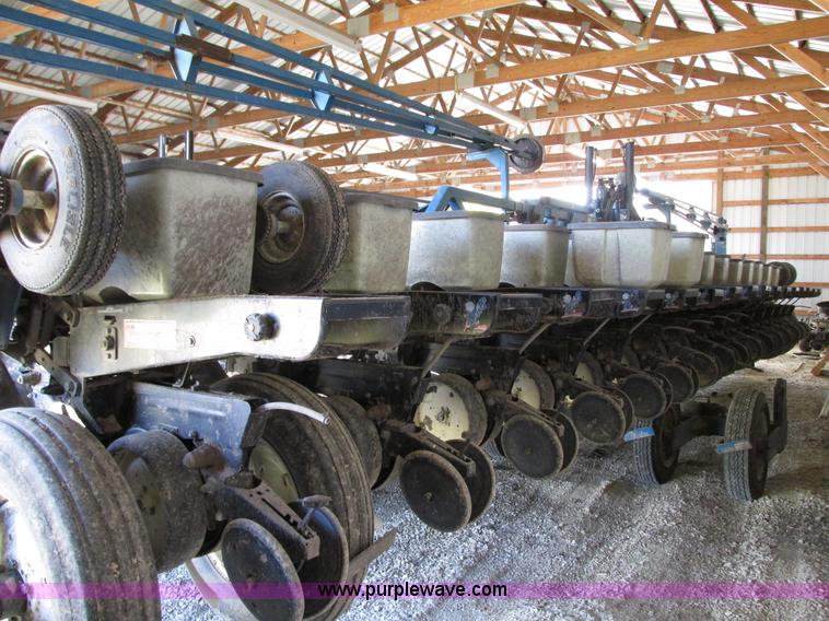 image for item G9218 1995 Kinze 2600 16/31 planter