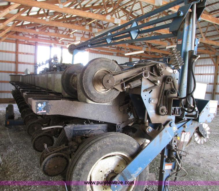 image for item G9218 1995 Kinze 2600 16/31 planter