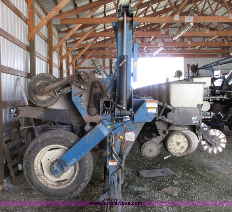 image for item G9218 1995 Kinze 2600 16/31 planter