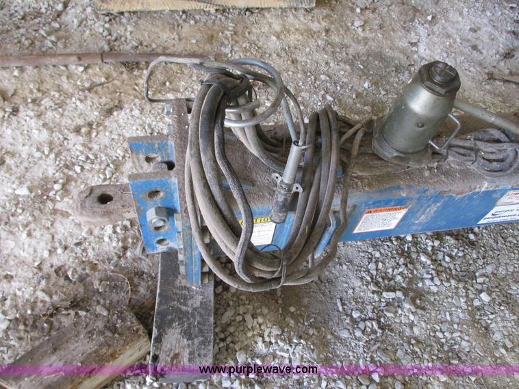 image for item G9218 1995 Kinze 2600 16/31 planter