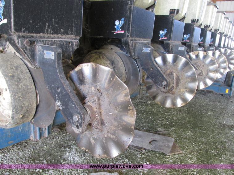 image for item G9218 1995 Kinze 2600 16/31 planter