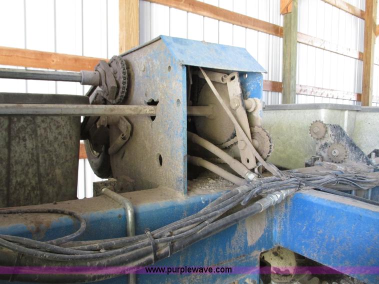 image for item G9218 1995 Kinze 2600 16/31 planter