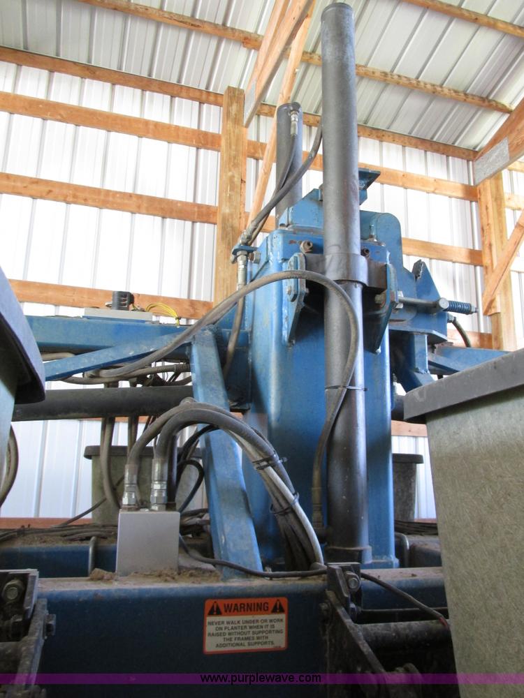 image for item G9218 1995 Kinze 2600 16/31 planter