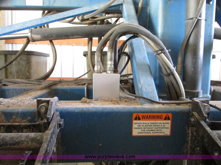 image for item G9218 1995 Kinze 2600 16/31 planter