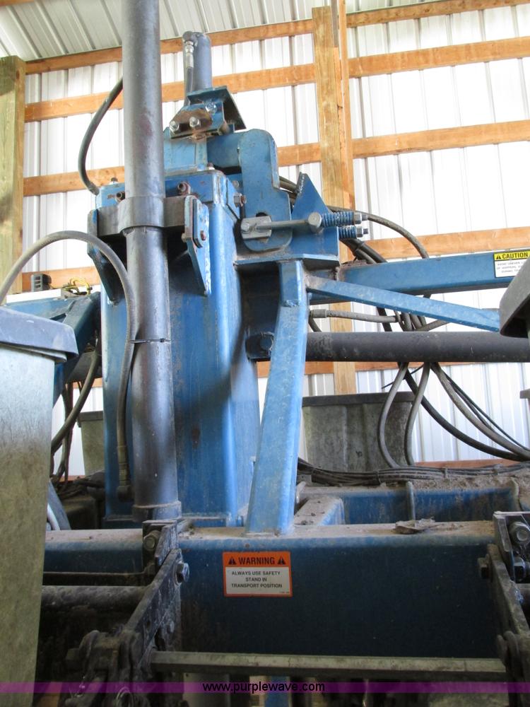 image for item G9218 1995 Kinze 2600 16/31 planter