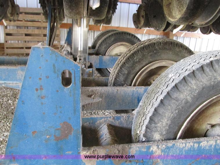 image for item G9218 1995 Kinze 2600 16/31 planter