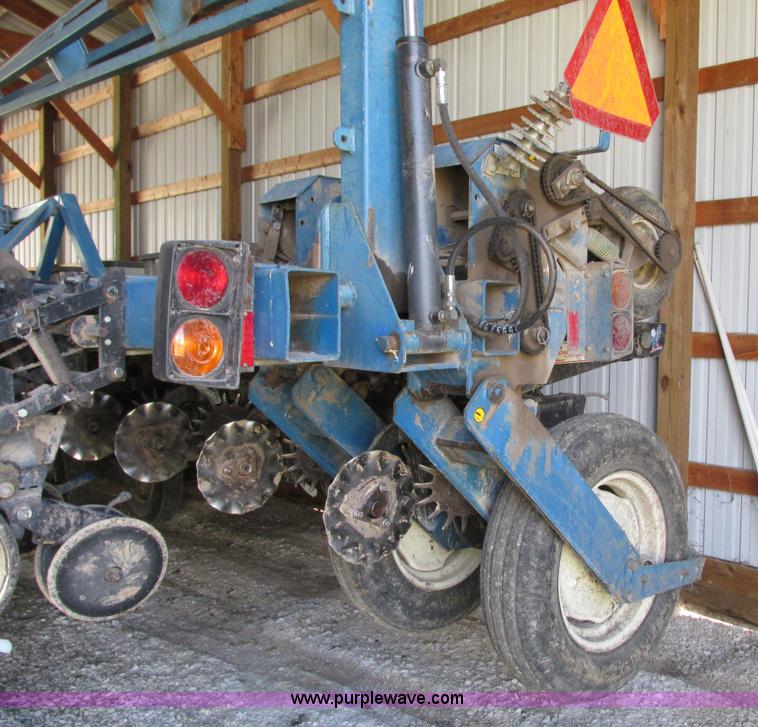 image for item G9218 1995 Kinze 2600 16/31 planter