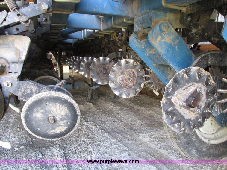 image for item G9218 1995 Kinze 2600 16/31 planter