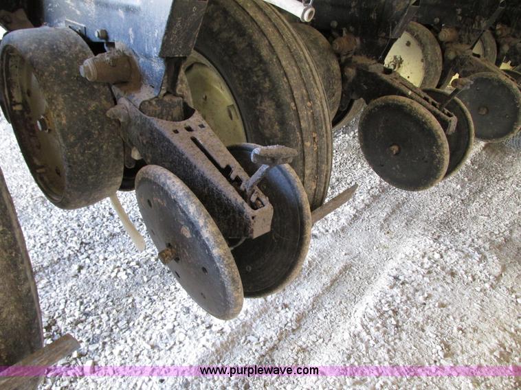 image for item G9218 1995 Kinze 2600 16/31 planter