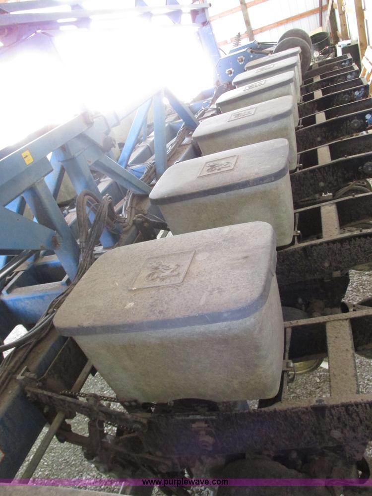 image for item G9218 1995 Kinze 2600 16/31 planter