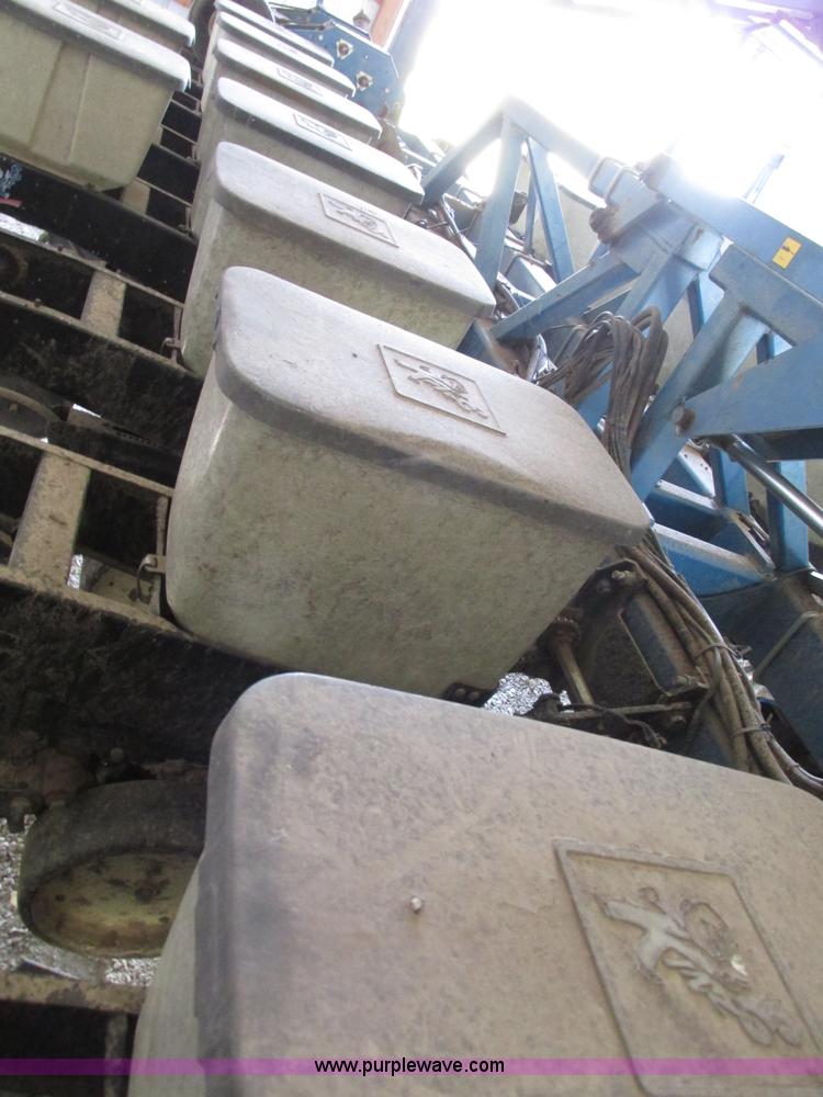 image for item G9218 1995 Kinze 2600 16/31 planter