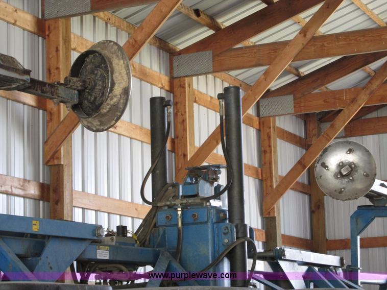 image for item G9218 1995 Kinze 2600 16/31 planter