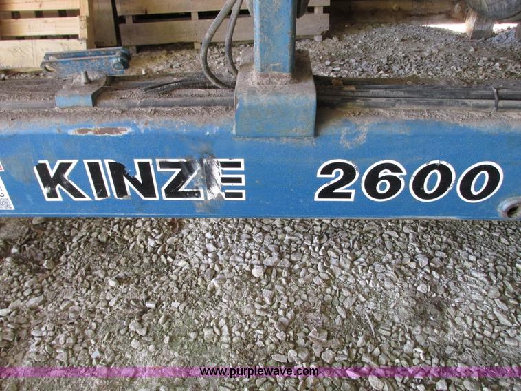 image for item G9218 1995 Kinze 2600 16/31 planter