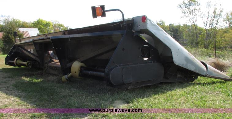 image for item G9219 1997 AGCO 830 8RN corn head