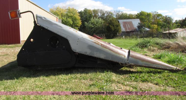 image for item G9219 1997 AGCO 830 8RN corn head