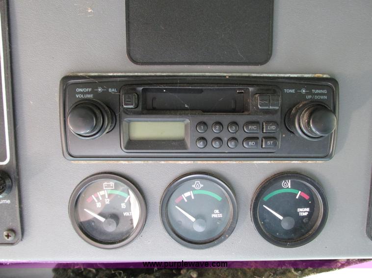 image for item G9221 1993 Gleaner R62 combine