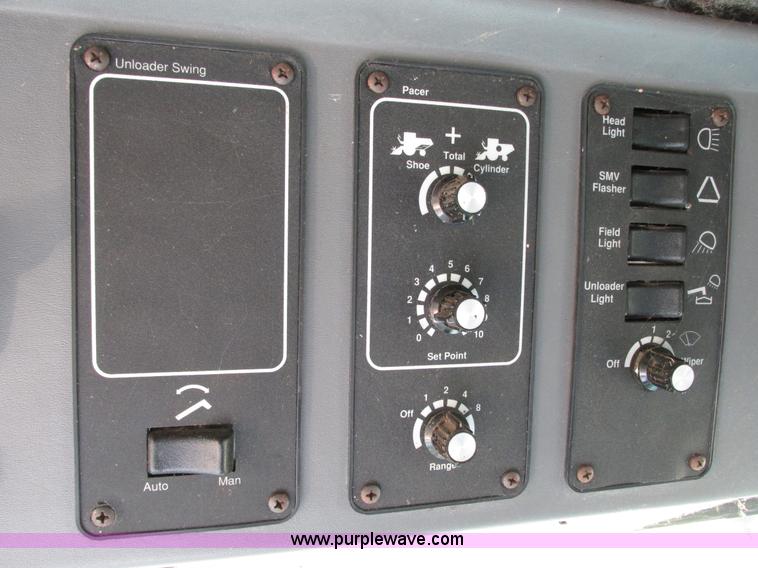 image for item G9221 1993 Gleaner R62 combine