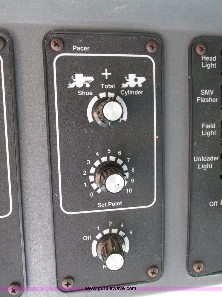 image for item G9221 1993 Gleaner R62 combine