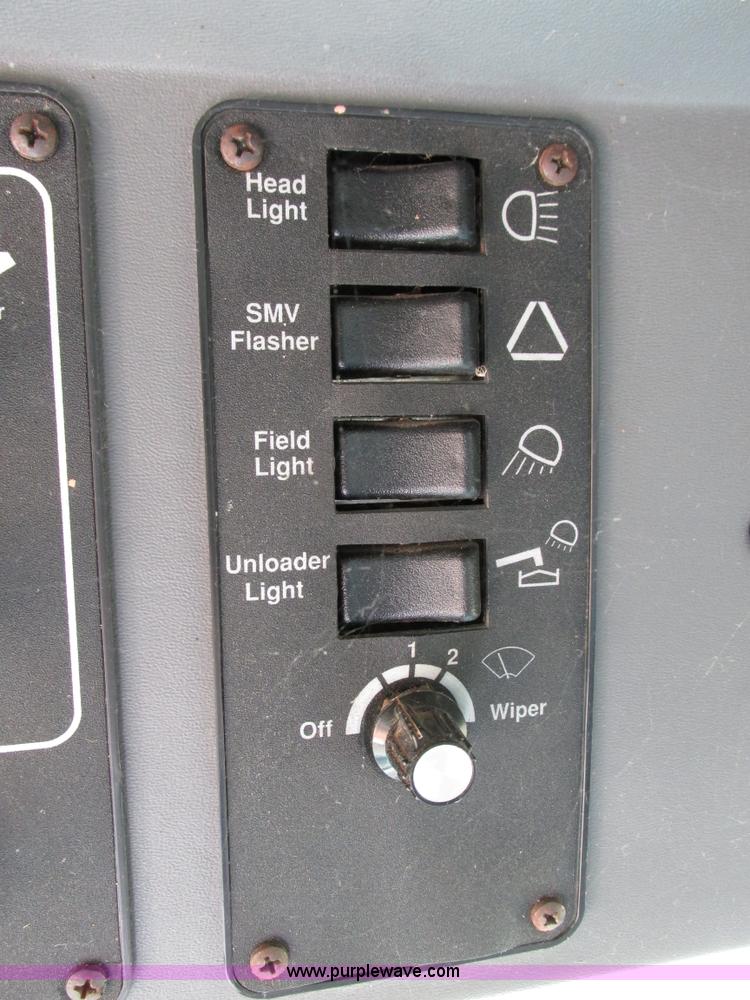 image for item G9221 1993 Gleaner R62 combine