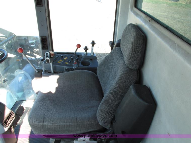 image for item G9221 1993 Gleaner R62 combine