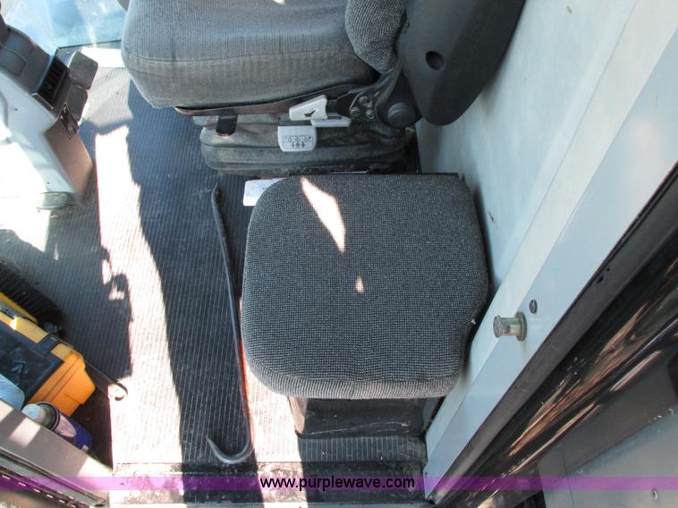 image for item G9221 1993 Gleaner R62 combine