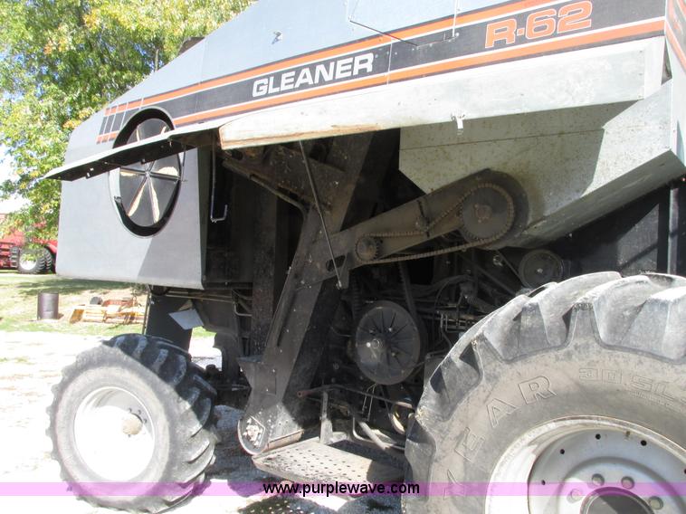 image for item G9221 1993 Gleaner R62 combine