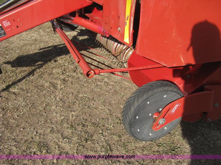 image for item H4456 2005 New Idea 6465 round baler