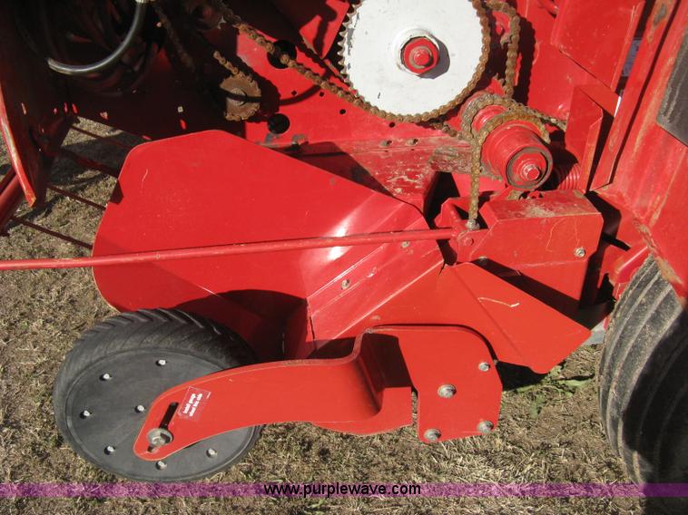 image for item H4456 2005 New Idea 6465 round baler